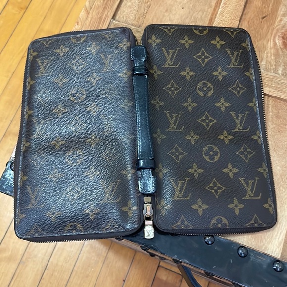 Louis Vuitton Travel Documents Case. - Picture 9 of 16